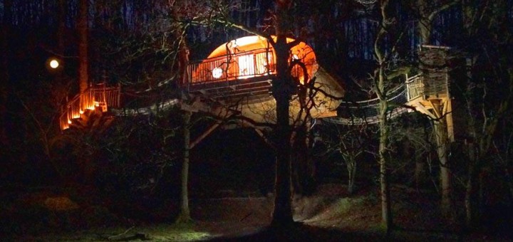 treehouse at night holiday wales